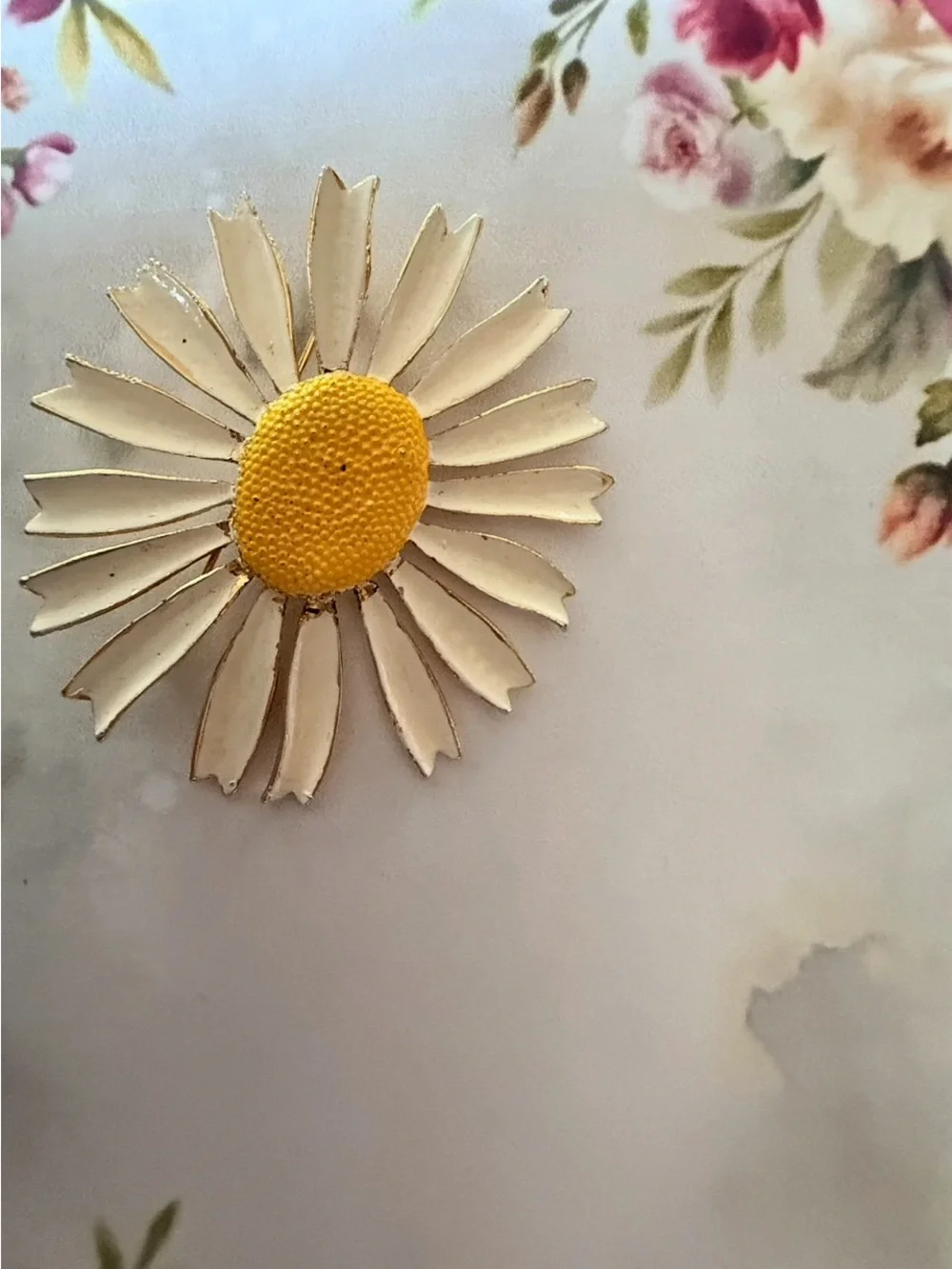 White and Yellow Daisy Enamel Brooch.